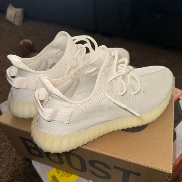 Cream White v2 size 10.5 worn twice VNDS. 100% authentic
